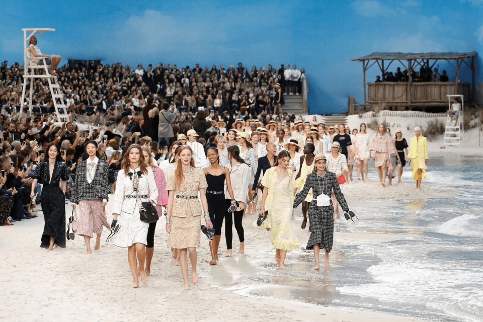 "대체 불가능하기 위해서는 항상 달라야 한다." – 가브리엘 "코코" 샤넬